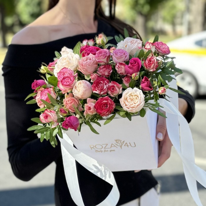 7 нежных кустовых и пионовидных роз в коробке MIX